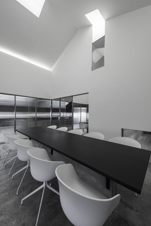 會(huì)議室作為會(huì)客、淺談等多功能區(qū)域，在設(shè)計(jì)方面一點(diǎn)也不